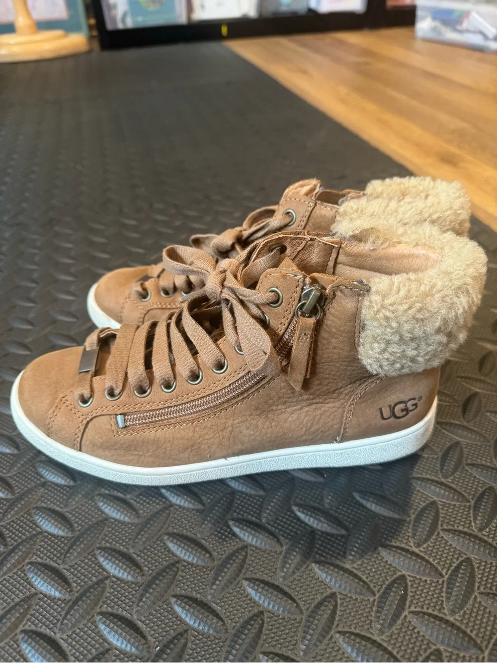Ugg olive suede hi top boots sz 7